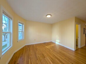 615 Boston Ave, Unit 1 in Medford, MA - Foto de edificio - Building Photo