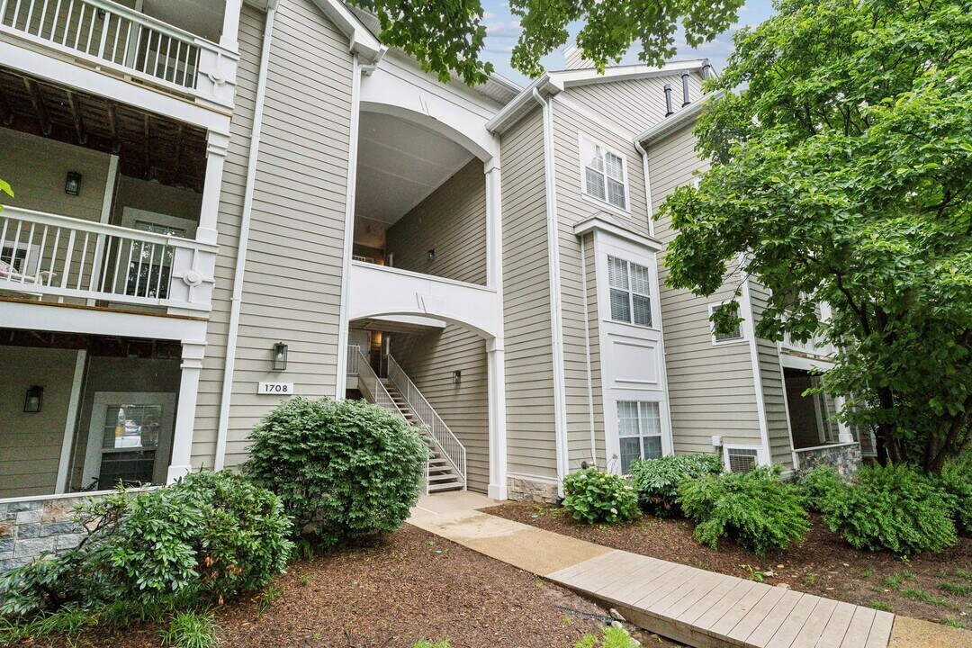 1708 Lake Shore Crest Dr in Reston, VA - Building Photo
