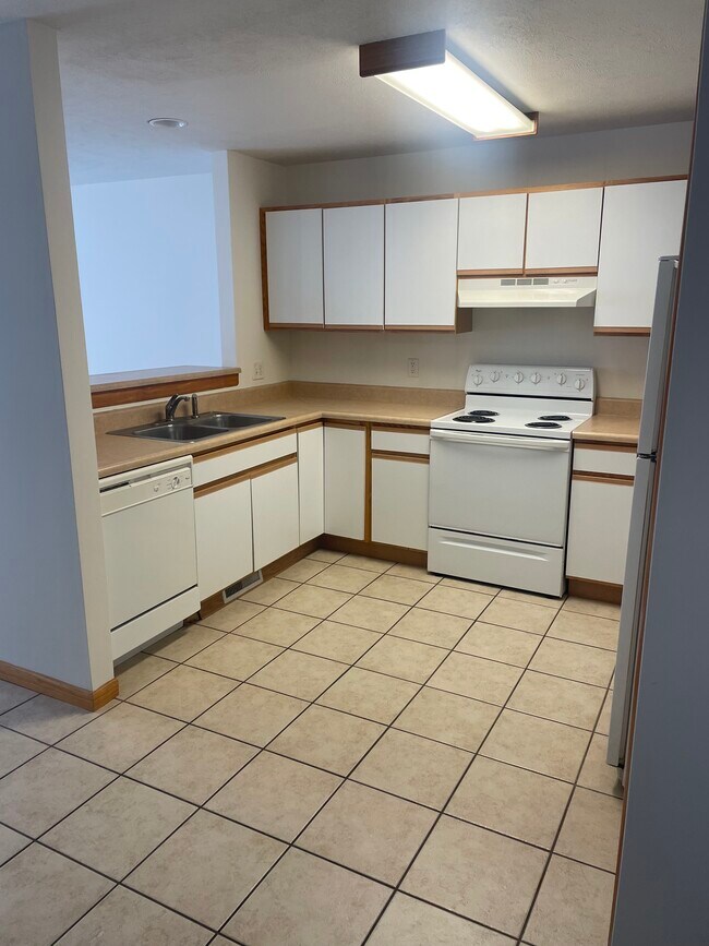 85 Yotzonot Dr, Unit 102 in Bloomington, IL - Building Photo - Building Photo