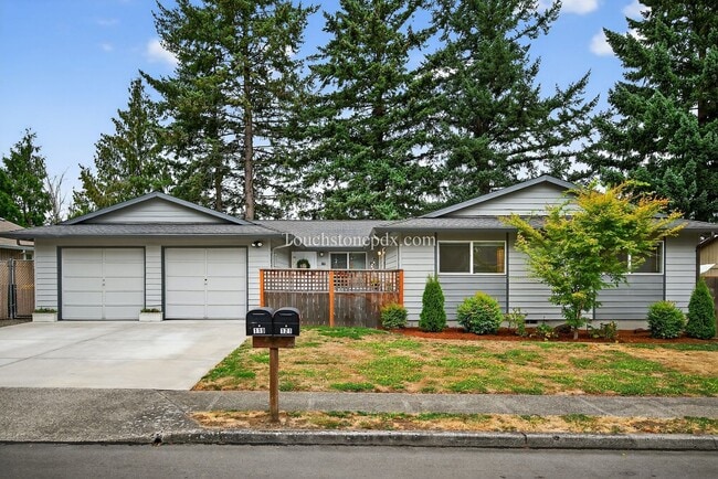 property at 119 SE Sweetbriar Ln
