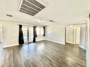 4067 Arrowood Dr in Las Vegas, NV - Building Photo - Building Photo