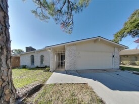 5655 Hardwood Forest Dr in Houston, TX - Building Photo