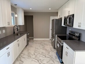 10607 Thayer Ct in St. Louis, MO - Building Photo - Building Photo