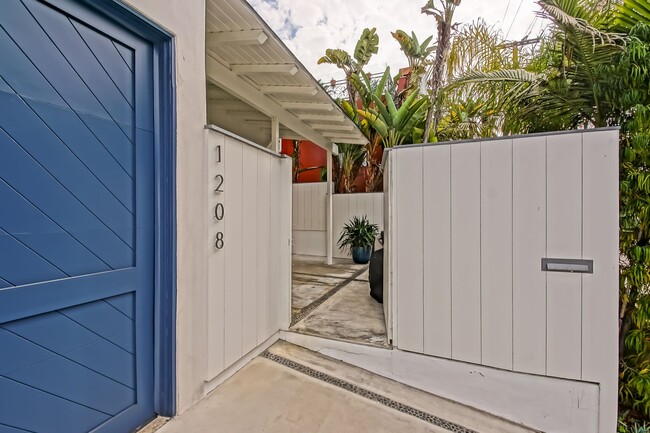 1208 N Ardmore Ave in Manhattan Beach, CA - Building Photo - Building Photo