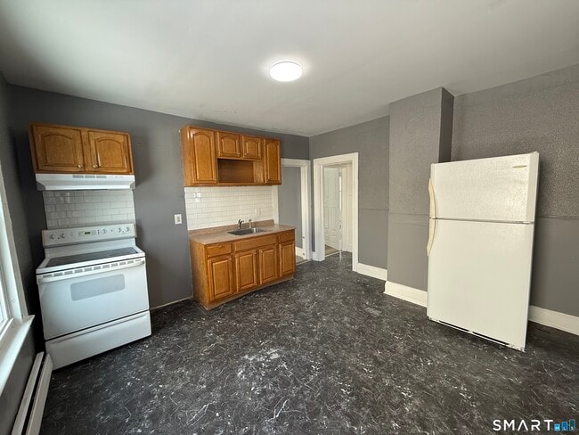 660 W Main St in New Britain, CT - Building Photo - Building Photo