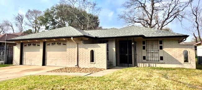 954 Crestbrook Dr