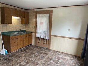 45-47 Prospect St. in Claremont, NH - Foto de edificio - Interior Photo