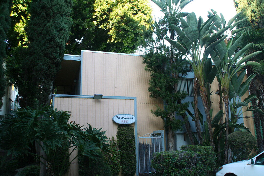 10907 Fruitland Dr in Studio City, CA - Foto de edificio