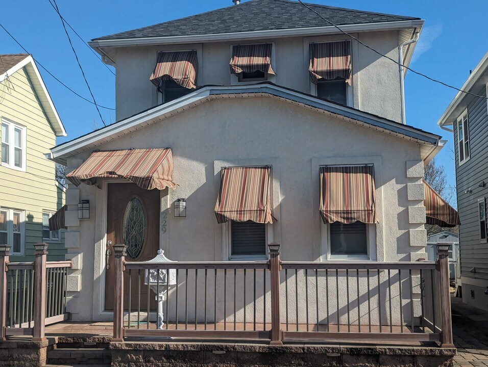 229 N Fredericksburg Ave in Ventnor City, NJ - Building Photo