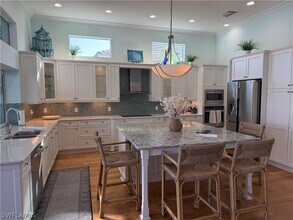 5046 Martinique Dr in Naples, FL - Foto de edificio - Building Photo