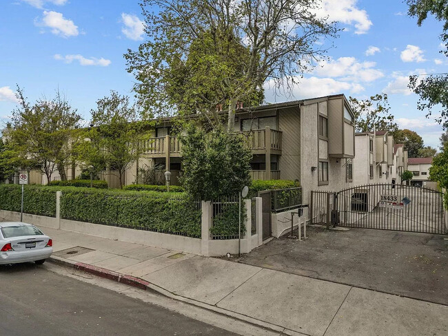 18433 Hatteras St, Unit david in Tarzana, CA - Building Photo - Building Photo