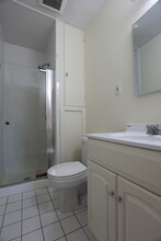 140 Lake Shore Rd, Unit 3 in Boston, MA - Building Photo - Building Photo