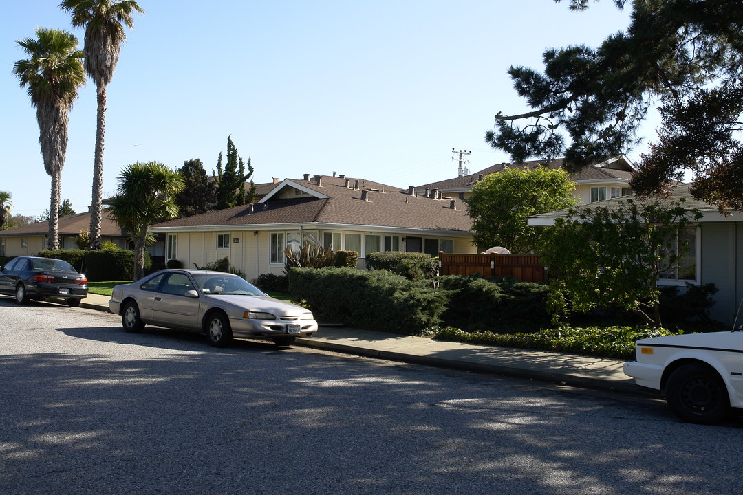 1807 El Parque Ct in San Mateo, CA - Foto de edificio