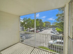 3000 Riverside Dr in Coral Springs, FL - Building Photo - Building Photo