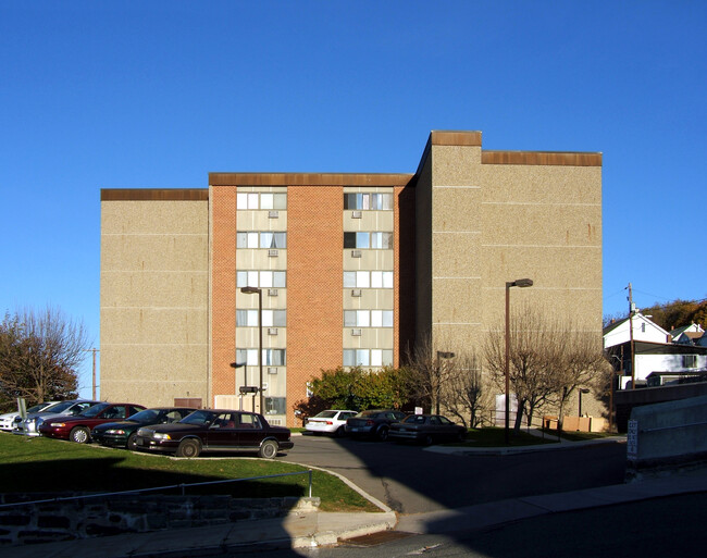 Lansford Mid-Rise in Lansford, PA - Foto de edificio - Building Photo