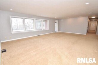 5217 N Prospect Rd in Peoria, IL - Building Photo - Building Photo