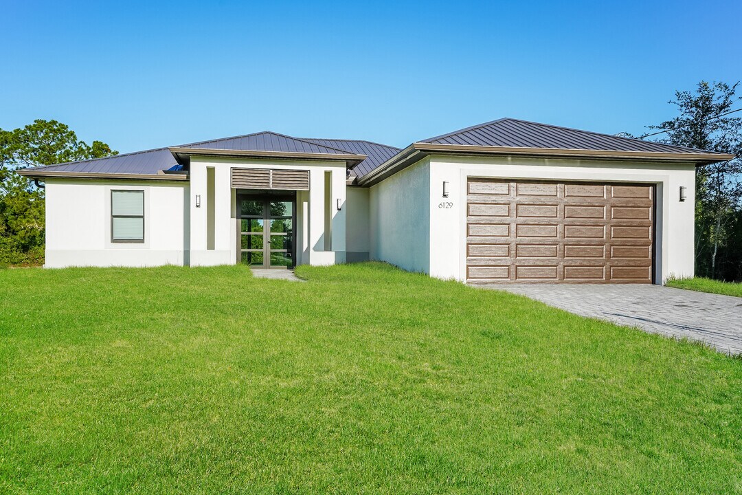 6129 Higgins Ave in Ft. Myers, FL - Building Photo