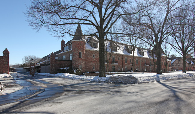 The Chateau in Overland Park, KS - Building Photo - Building Photo