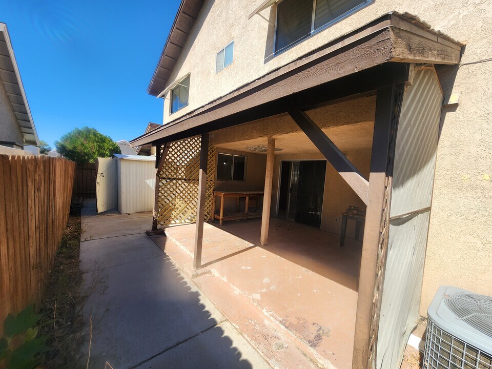 44931 16th St E in Lancaster, CA - Foto de edificio