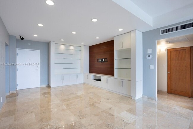 90 Edgewater Dr in Miami, FL - Building Photo - Building Photo
