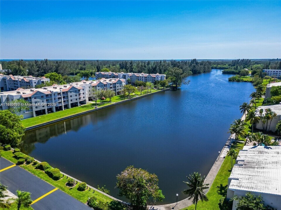 21121 SW 85th Ave in Cutler Bay, FL - Building Photo