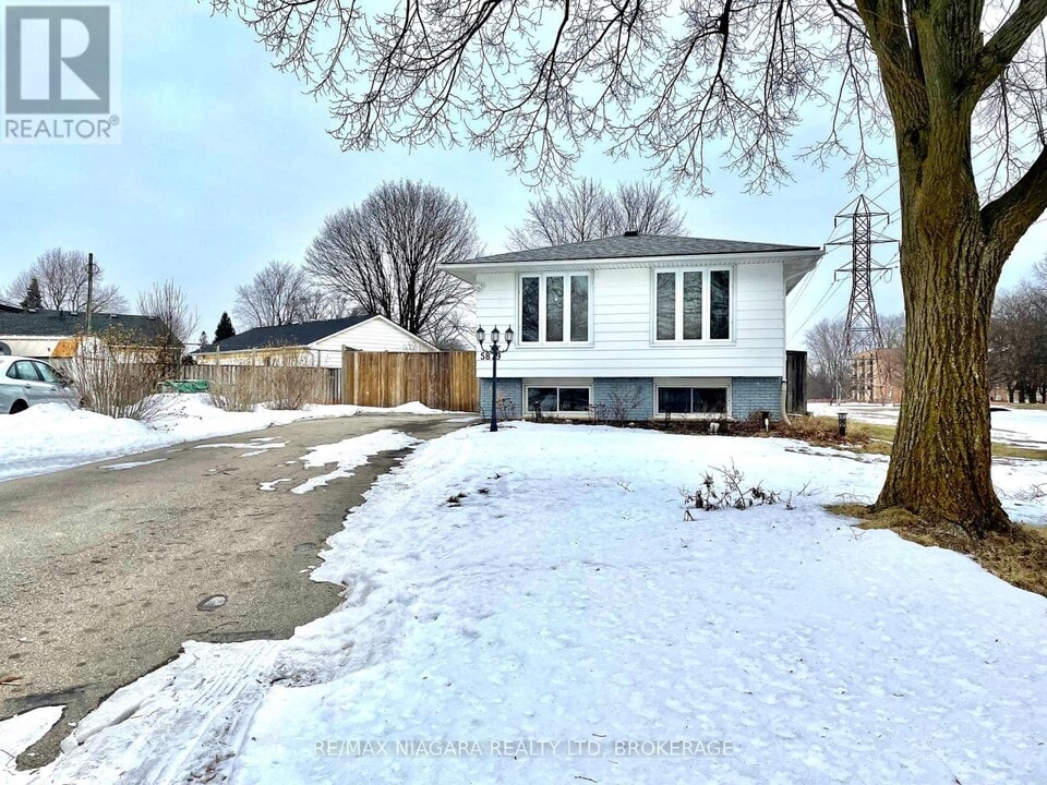 5879 Brooks Crescent in Niagara Falls, ON - Building Photo