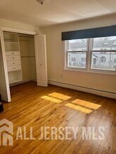 35 Victory Ct in Metuchen, NJ - Building Photo - Building Photo