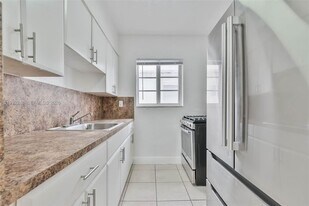 6921 Rue Vendome in Miami Beach, FL - Building Photo