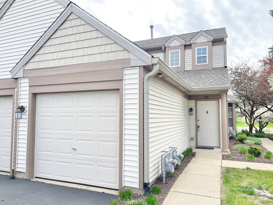 2459 Sheehan Dr in Naperville, IL - Building Photo