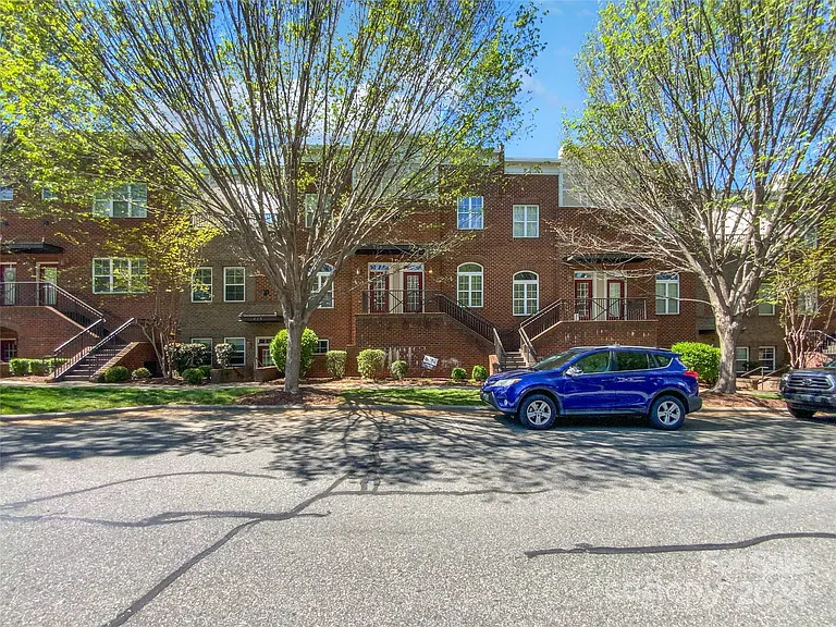 223 Harbour Pl Dr in Davidson, NC - Foto de edificio