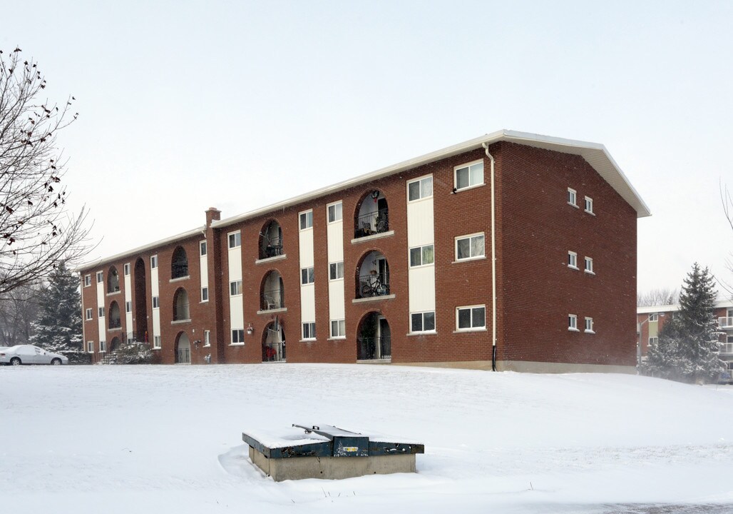 627 Silverbirch Rd in Waterloo, ON - Building Photo