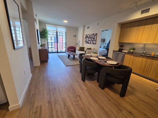 751 E 28th St, Unit B1 in Hialeah, FL - Foto de edificio - Building Photo