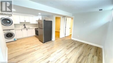 83 Pondcliffe Dr in Kitchener, ON - Building Photo - Building Photo