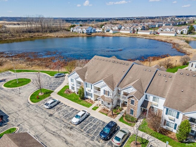 1303 Silverstone Dr in Carpentersville, IL - Foto de edificio - Building Photo