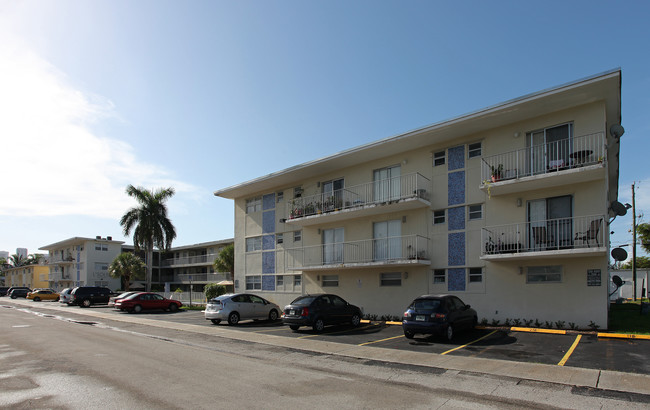 L'Solei in Hallandale Beach, FL - Building Photo - Building Photo