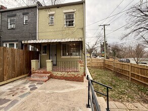 1300 Dexter Terrace SE in Washington, DC - Foto de edificio - Building Photo