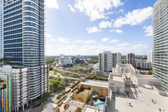 1250 S Miami Ave, Unit 1913 in Miami, FL - Building Photo - Building Photo