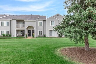 Oaks at Hampton Apartments in Rochester Hills, MI - Foto de edificio - Building Photo