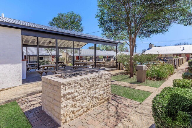 Salado Creek Villas Apartments in San Antonio, TX - Building Photo - Building Photo