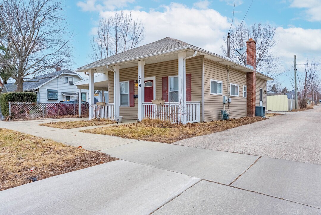 218 Orange St in Elgin, IL - Foto de edificio