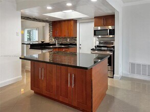 6001 NW 71st Ave in Tamarac, FL - Building Photo - Building Photo