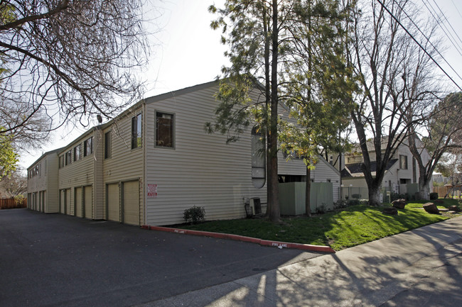 Arden Court Garden Townhomes in Sacramento, CA - Building Photo - Building Photo