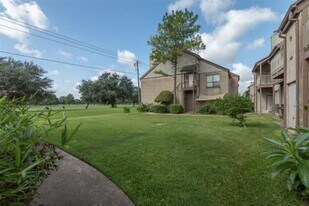 8293 Sands Point Dr in Houston, TX - Building Photo