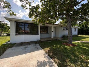 15660 NE 15th Ave in North Miami Beach, FL - Building Photo - Building Photo