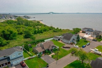 859 E Bay Dr in West Islip, NY - Building Photo - Building Photo