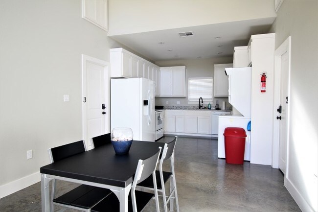 707 Maple St-Unit -1 in Commerce, TX - Building Photo - Building Photo