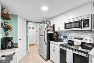 702 Hemlock Ct in Herndon, VA - Building Photo - Building Photo