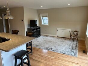 129 Barton Rd, Unit 1 in Stow, MA - Foto de edificio - Building Photo