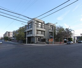 4567 Lexington Ave in Los Angeles, CA - Foto de edificio - Building Photo