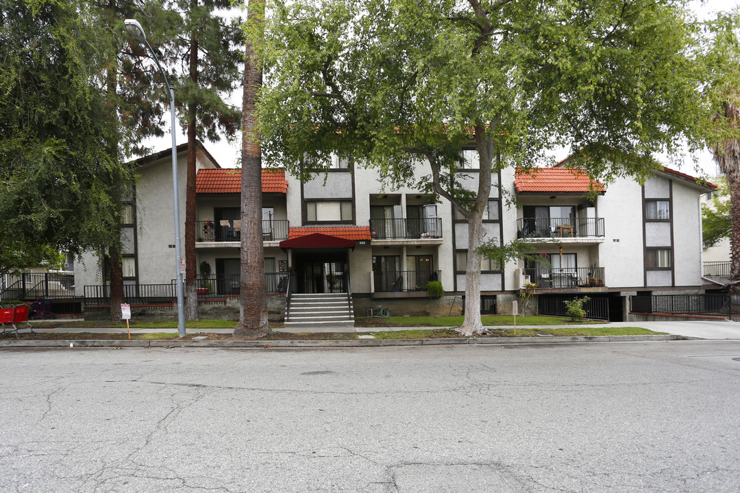 320 N Cedar St in Glendale, CA - Building Photo